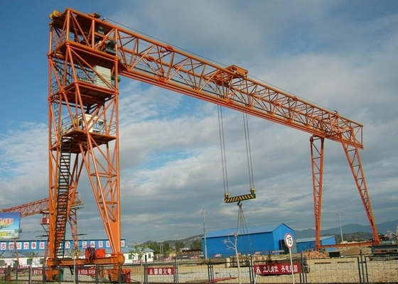 construction Crane In Storage Yard de portique de la botte 50T