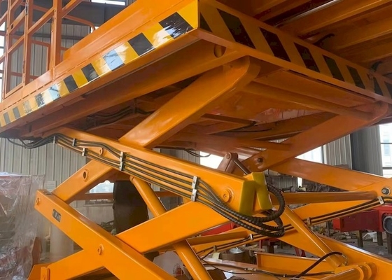 Ascenseur diesel de ciseaux de la plate-forme 680kg d'OEM 3.98mx1.83m pour la terre inégale