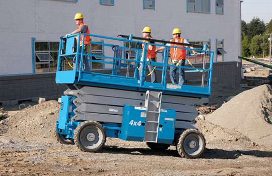 Les ciseaux industriels de terrain accidenté soulèvent la machine de plate-forme avec le contrôle positif de traction
